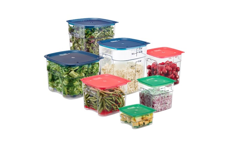 A variety of Cambro Camsquares with the largest in the back and smallest in the front.