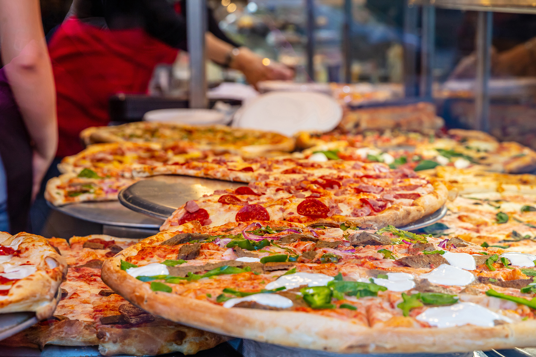 Pizza-being-served-on-platters-in-Pizza-shop